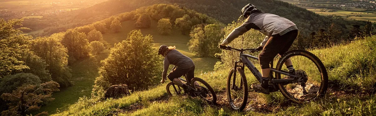 Twee e-mountainbikers bij avondlicht